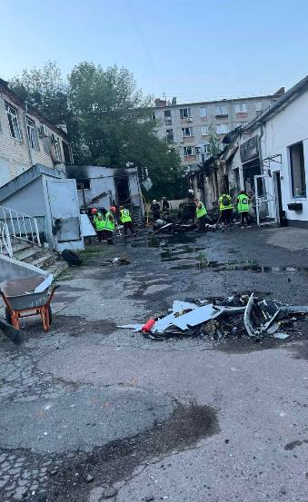Новини Харкова: комунальники прибирають наслідки нічного обстрілу
